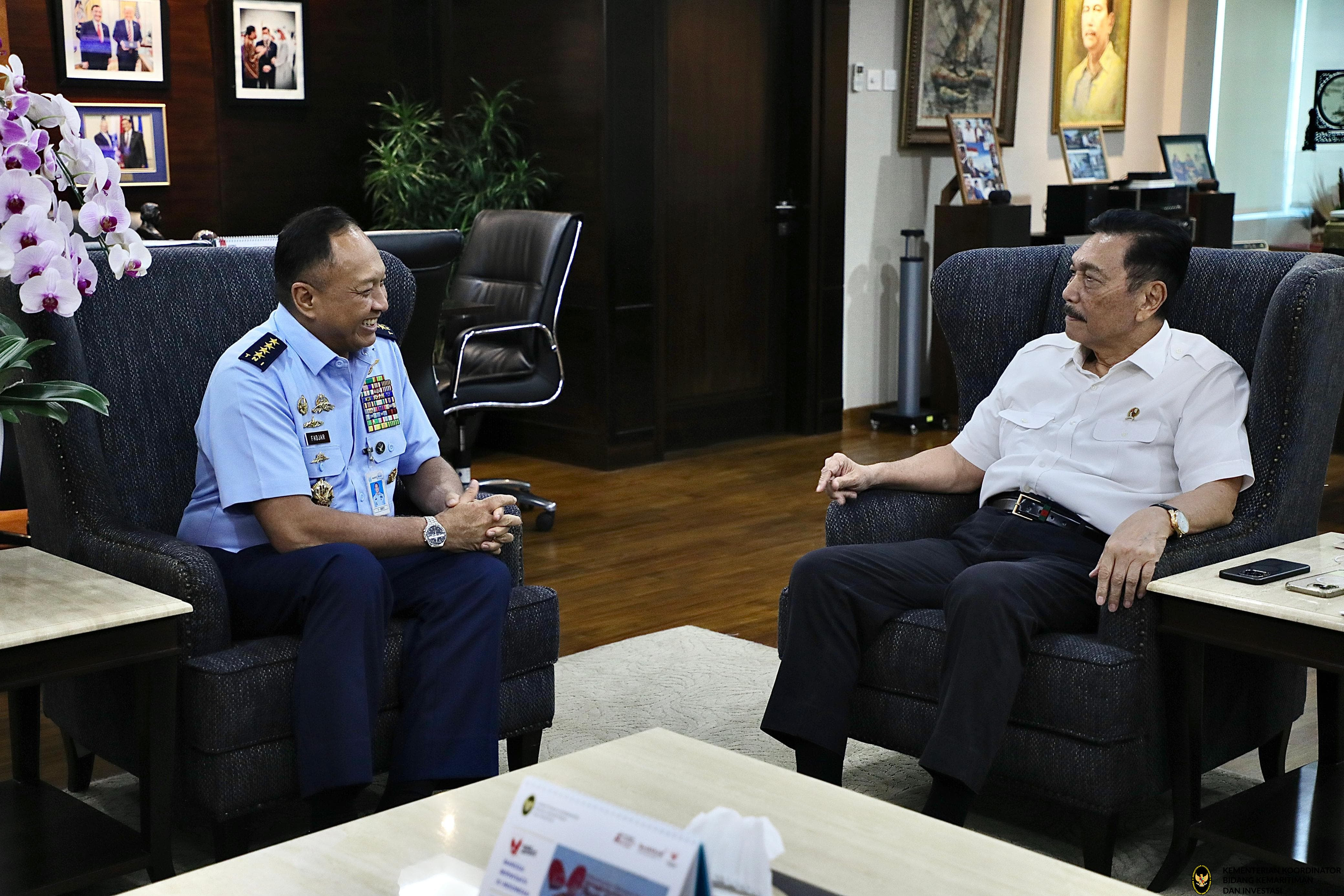 Menko Luhut meeting dengan Marsekal TNI Fadjar
